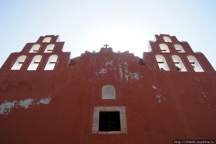 Фасад монастырской церкви Муна, Мексика