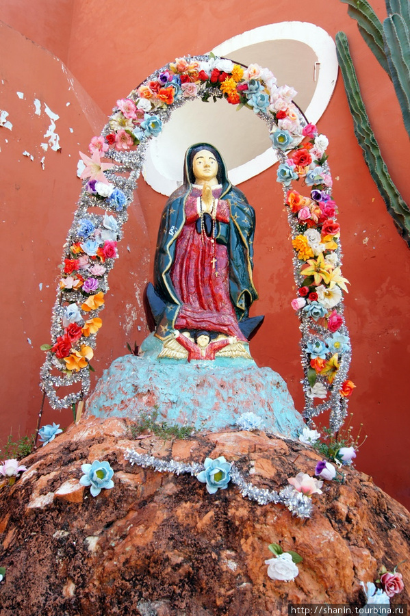 Дева Мария у стены монастырской церкви Муна, Мексика