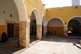 Внутренний монастырский дворик — типичное патио