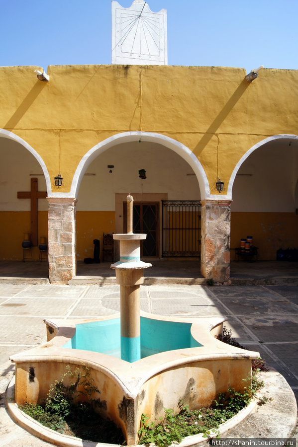 Внутренний двор францисканского монастыря Муна, Мексика