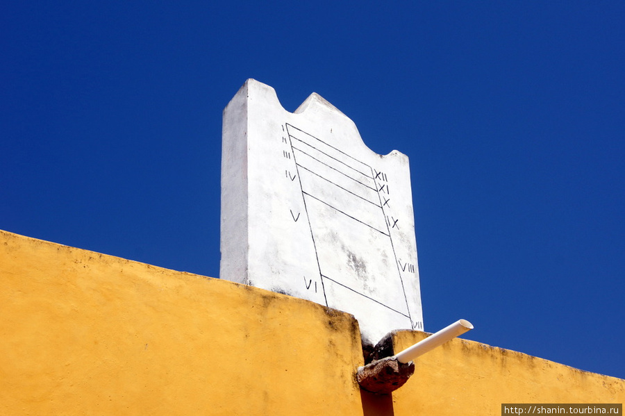 Солнечные часы во дворе францисканского монастыря Муна, Мексика