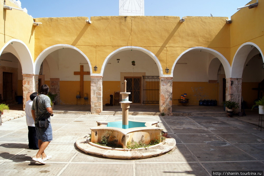 Монастырский дворик Муна, Мексика