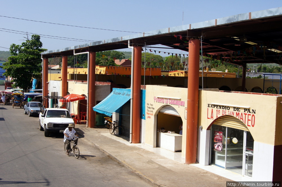 Вид из монастыря — прямо на городской рынок Муна, Мексика