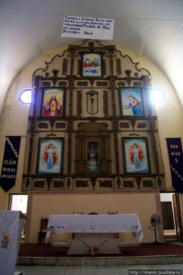 Алтарь в монастырской церкви Муна, Мексика