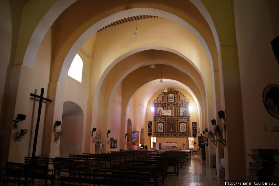 В монастырской церкви Муна, Мексика
