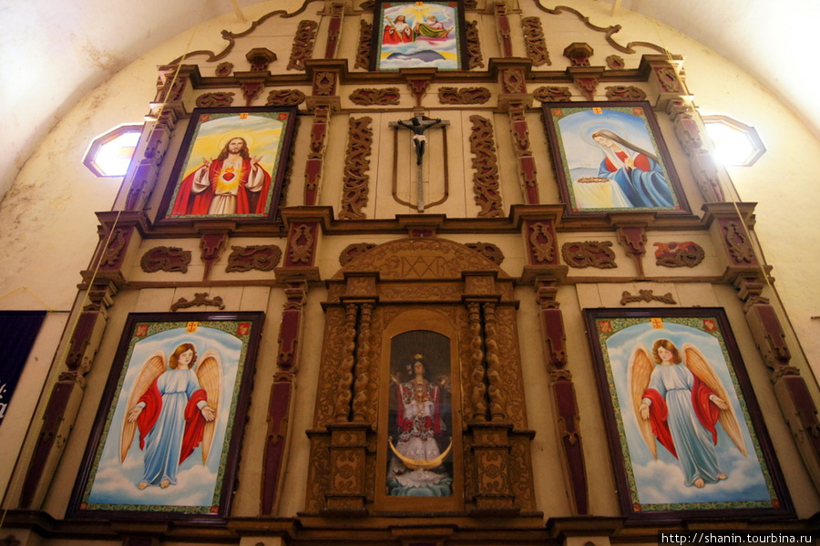 Алтарь церкви францисканского монастыря в Муне Муна, Мексика