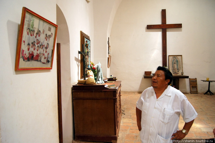 Священник вспоминает историческое событие, запечатленное на фотографии Муна, Мексика