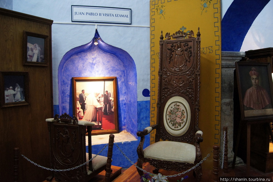 Экспонаты монастырского музея Исамаль, Мексика