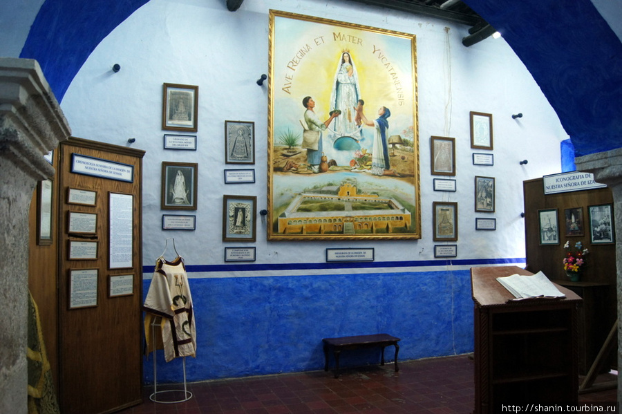 В монастырском музее Исамаль, Мексика