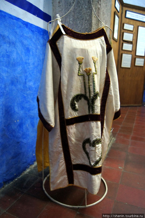 Одеяние священника францисканского монастыря Исамаль, Мексика