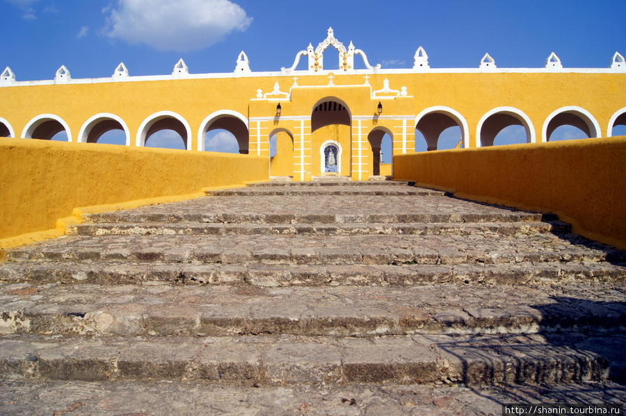 Лестница у входа в монастырь Святого Антония Исамаль, Мексика