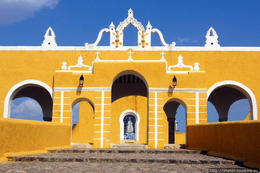 Торжественный вход в монастырь Святого Антония в Исамале Исамаль, Мексика