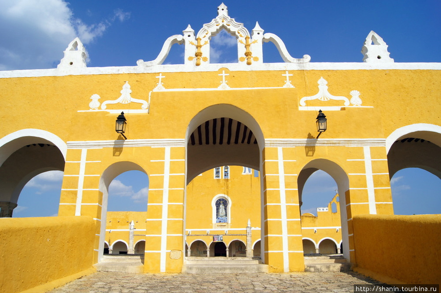 Вход в монастырь Святого Антония Исамаль, Мексика