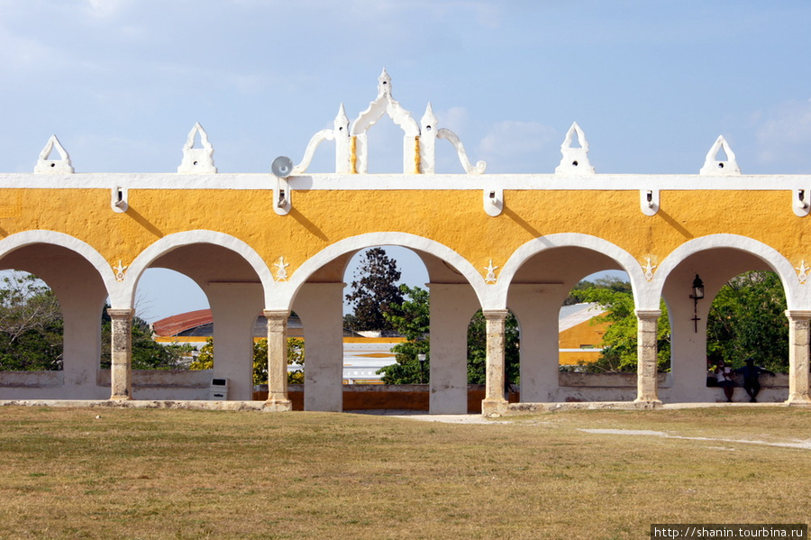 Францисканский монастырь Исамаль, Мексика