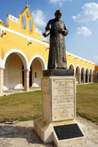Памятник римскому папе Иоанну Павлу II во дворе францисканского монастыря Святого Антония