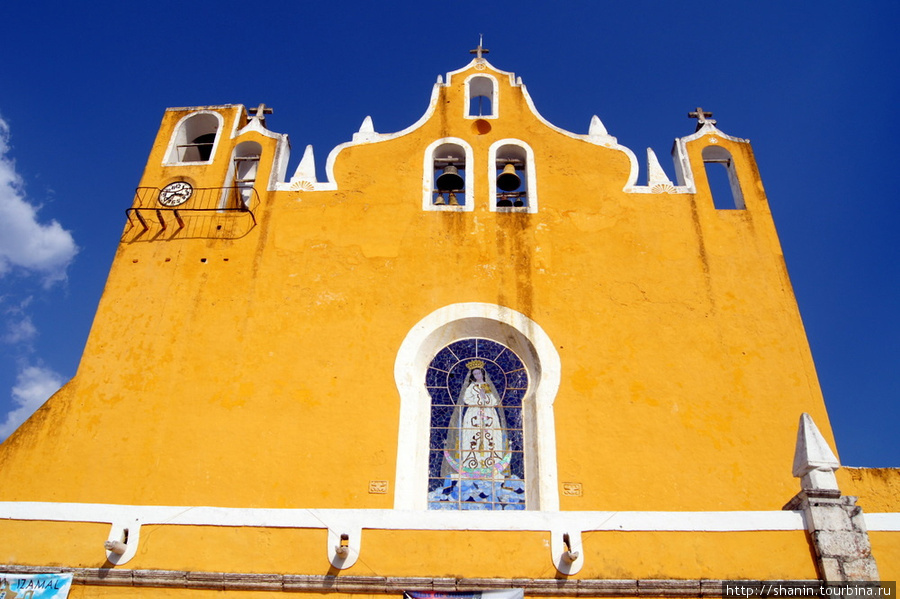 Фасад монастыря Исамаль, Мексика