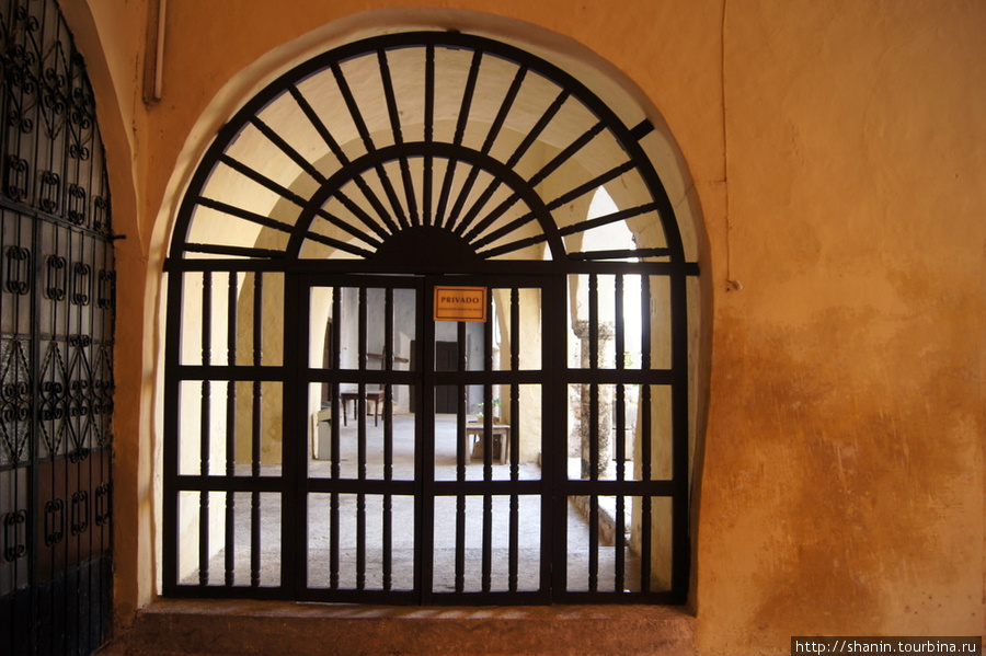 Вход в монастырские кельи для туристов закрыт Исамаль, Мексика