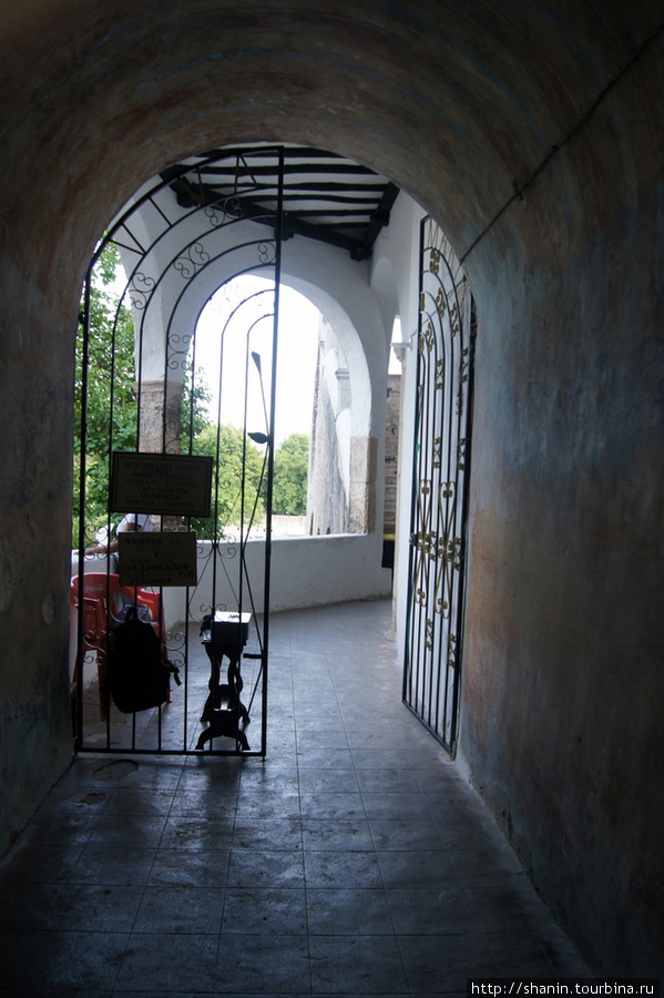 В монастыре Исамаль, Мексика