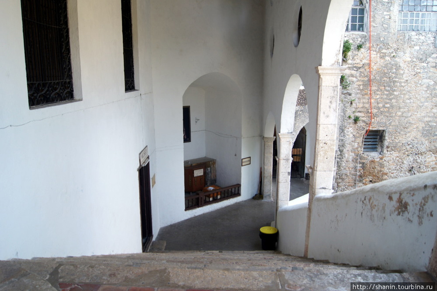 Лестница внутри монастыря Святого Антония Исамаль, Мексика