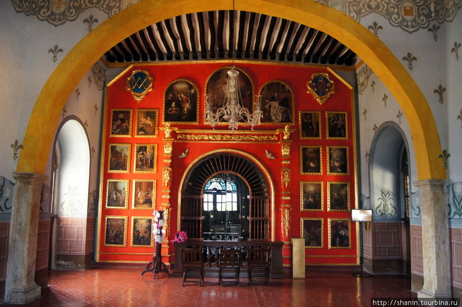 Во внутренней монастырской церкви Исамаль, Мексика