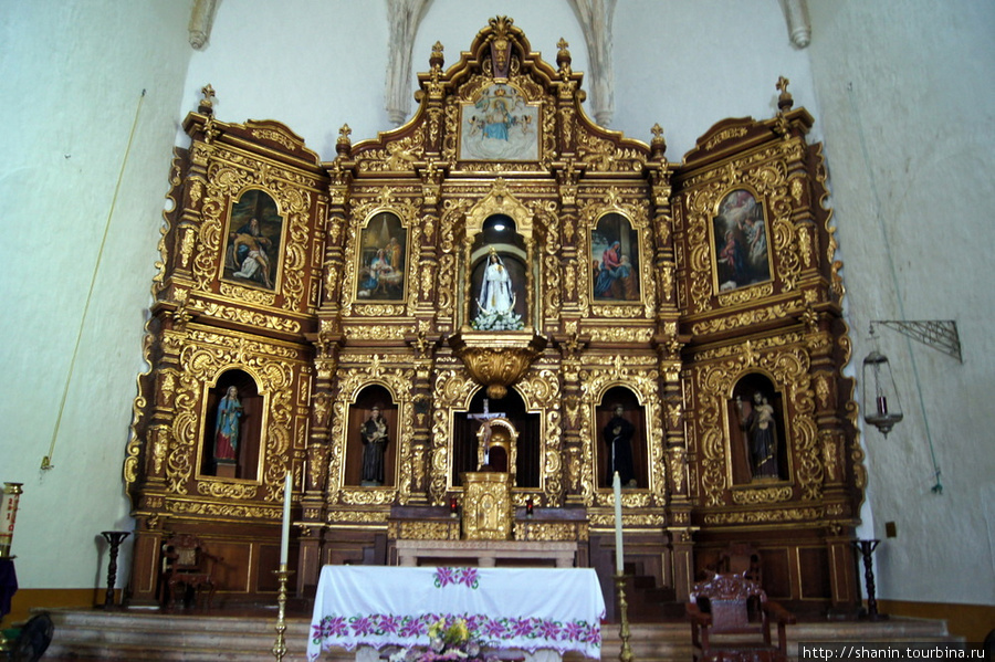 Алтарь монастырской церкви Исамаль, Мексика