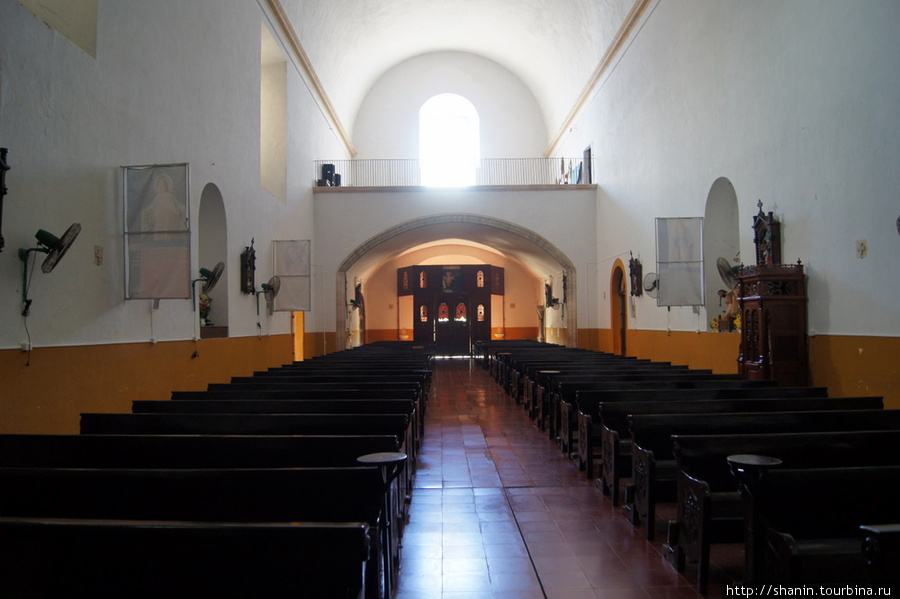 В церкви Исамаль, Мексика