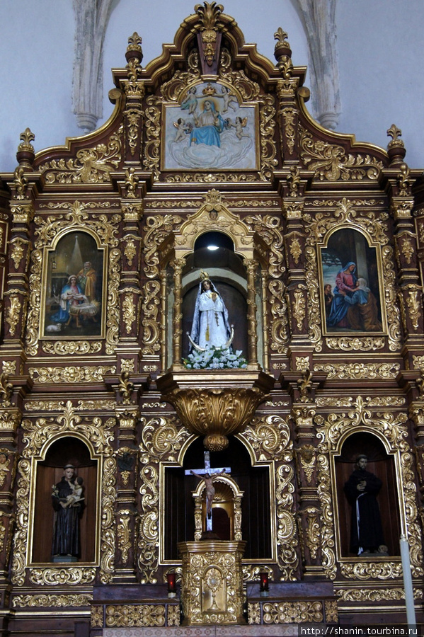 Алтарь монастырской церкви Исамаль, Мексика