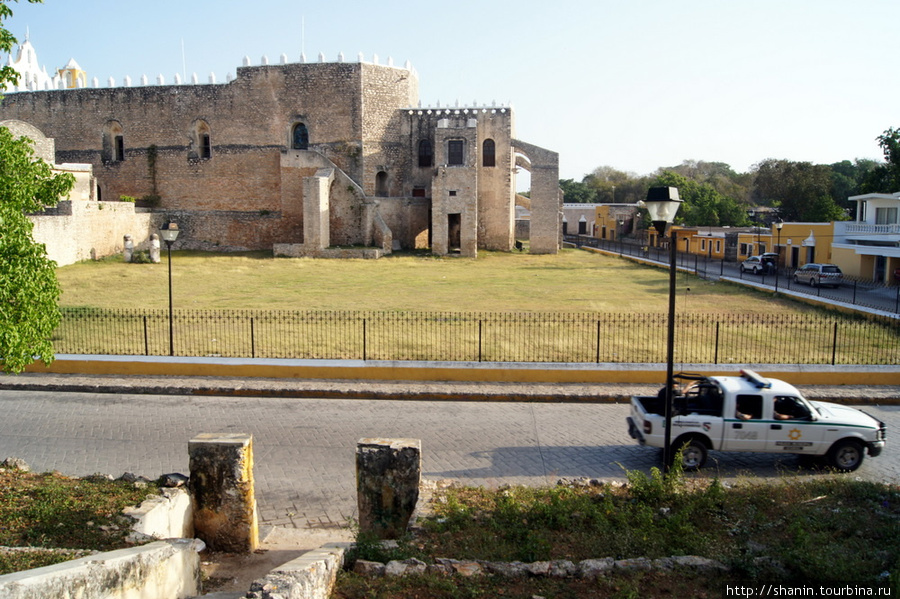 Вид на задний двор монастыря Исамаль, Мексика