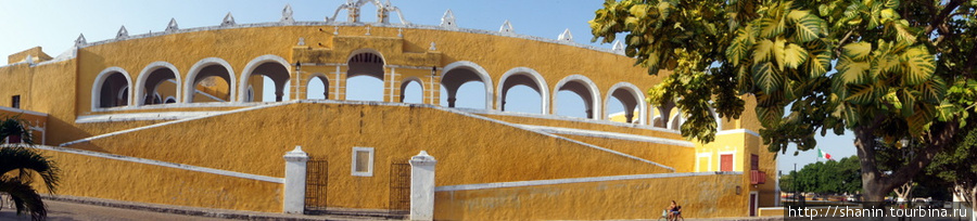 Боковой вход в монастырь Святого Антония Исамаль, Мексика