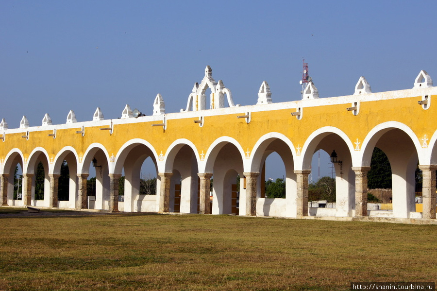 Францисканский монастырь Исамаль, Мексика