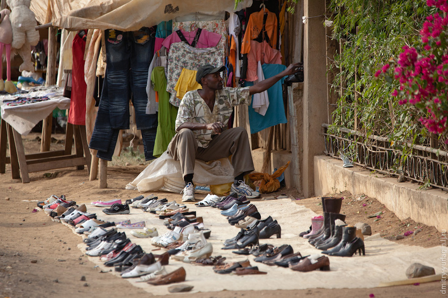 Из-за слоя пыли новая обувь выглядит как поношенная. Проходишь и думаешь: Вот чудаки, БУшную обувь продают :) Наньюки, Кения