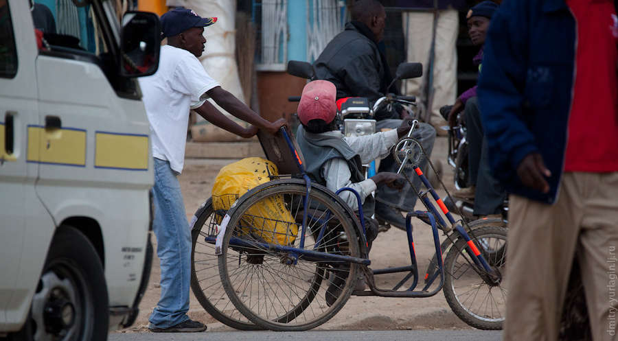 Многократно встречали такой вид транспорта с ручным приводом Наньюки, Кения