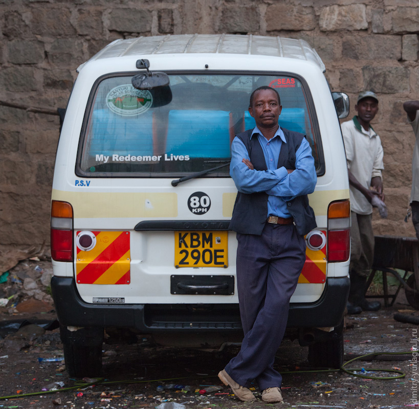 А это второй водитель, он гордится своей работой и своим авто. Не отпускал менядо тех пор, пока его тойоту не намоют до блеска чтобы сфотографироваться. Своей почты у него нет, поэтому мы записали название аккаунта фейсбука его сына Наньюки, Кения