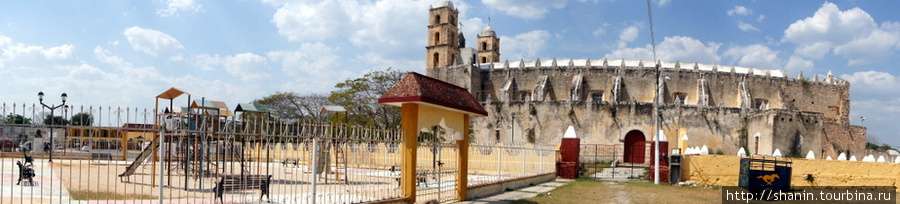 Детская площадка и церковь францисканского монастыря Штат Юкатан, Мексика