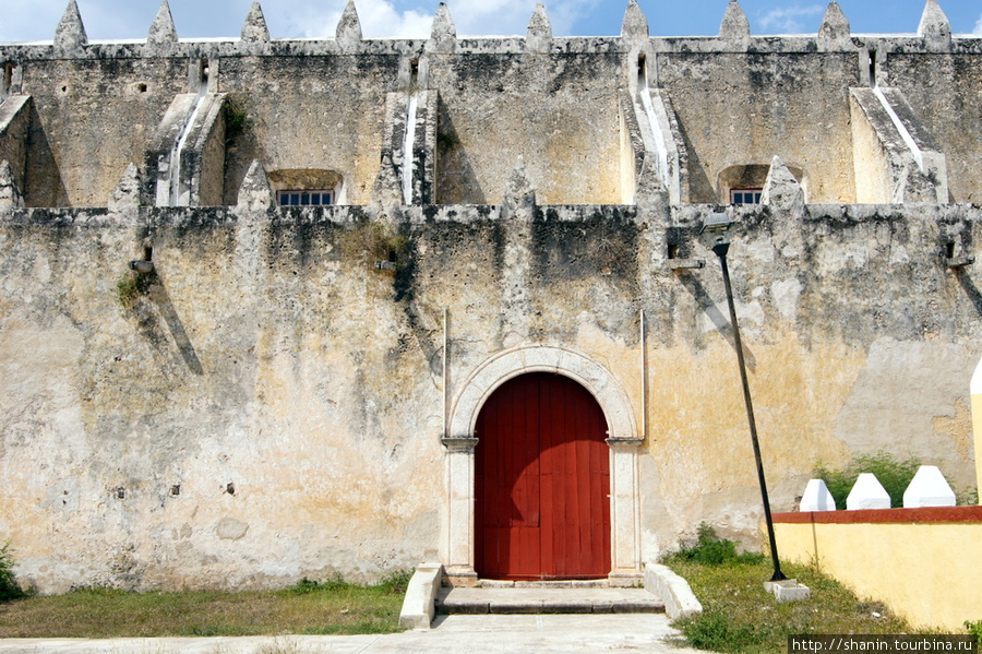 Стена монастырской церкви Штат Юкатан, Мексика