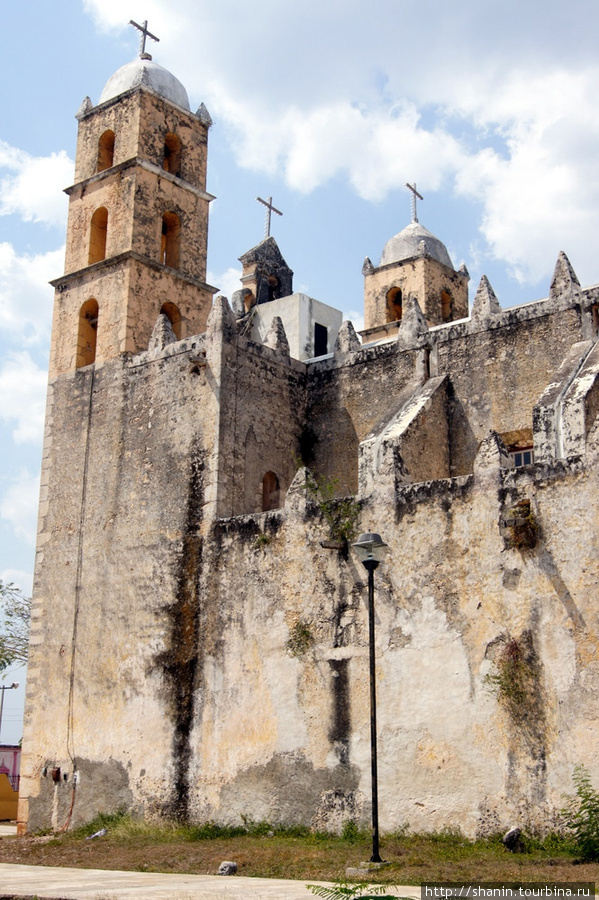 Колокольни монастырской церкви Штат Юкатан, Мексика