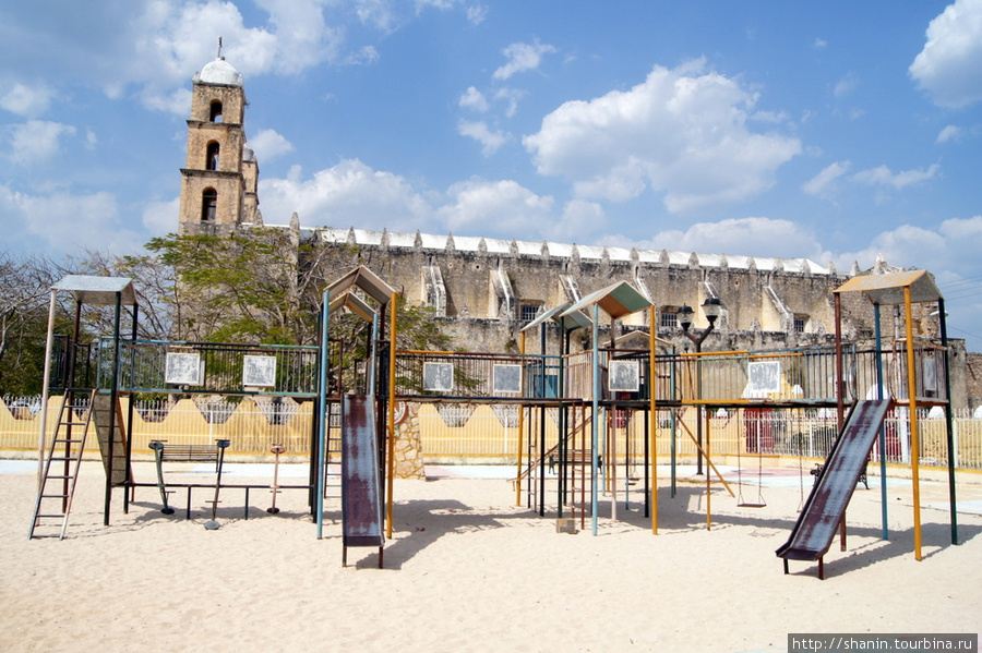 Детская площадка перед церковью в Холкане Штат Юкатан, Мексика