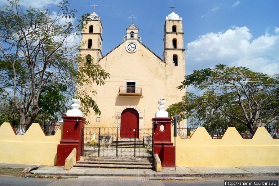 Церковь в Холкане Штат Юкатан, Мексика