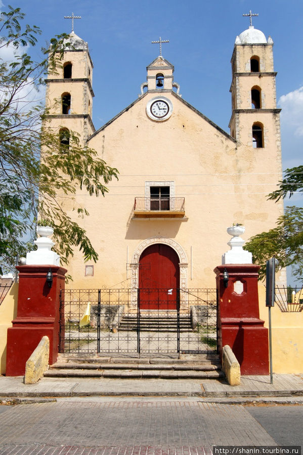 Фасад монастырской церкви Штат Юкатан, Мексика