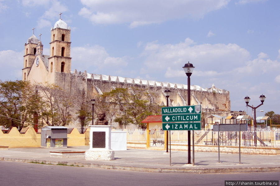 Церковь в центре Холкана Штат Юкатан, Мексика