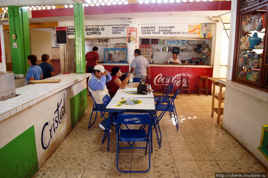 Простая столовая в Холкане на рынке Штат Юкатан, Мексика