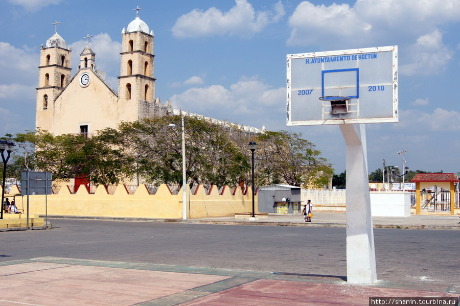 Баскетбольная площадка и церковь в Холкане Штат Юкатан, Мексика