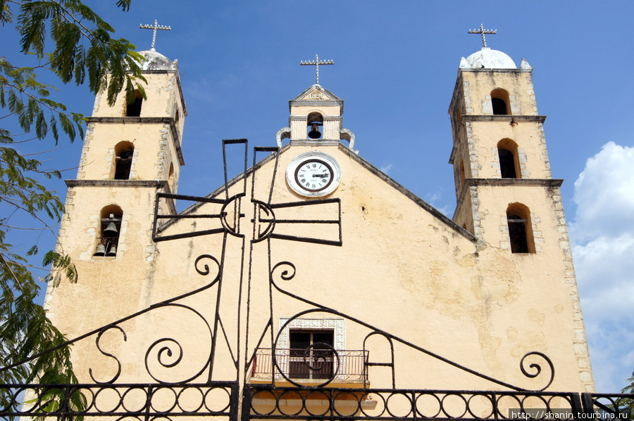 Крест и фасад церкви Штат Юкатан, Мексика