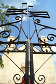 Крест на церковных воротах