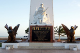 Памятник А ля Бандера — героям гражданской войны в Мексике — на набережной Четумаля