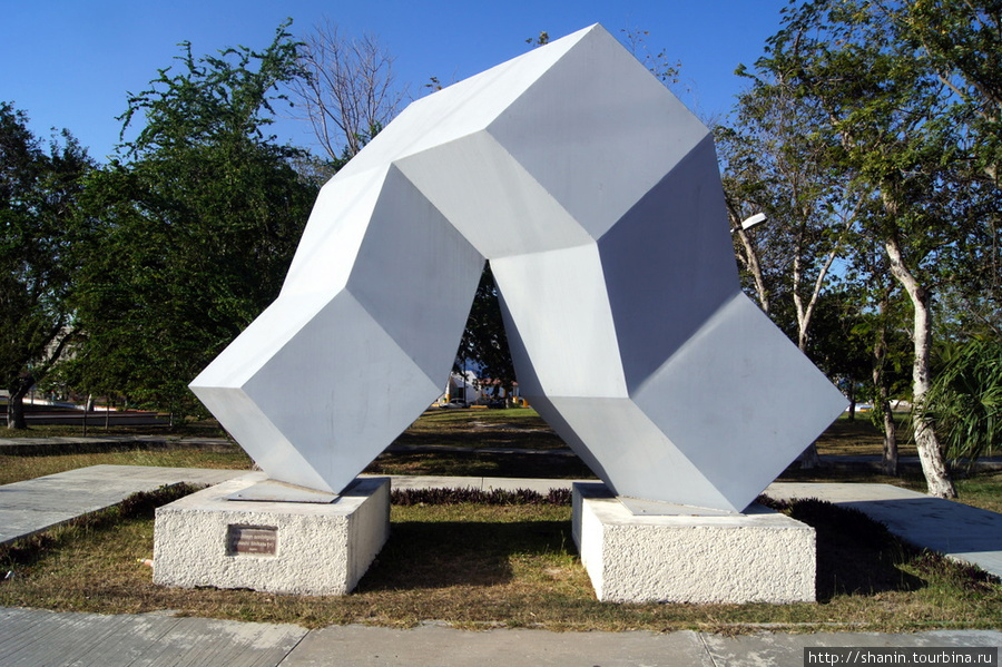 Памятник в Четумале Четумаль, Мексика
