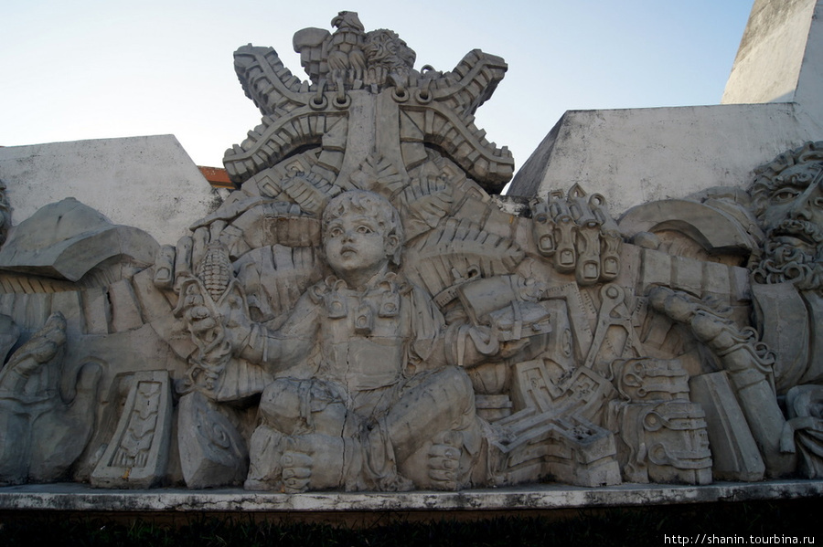 Памятник у Музея культуры майя в Четумале Четумаль, Мексика