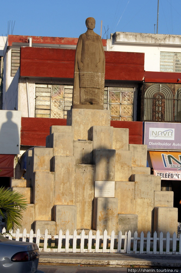 Памятник на центральной лице Четумаля Четумаль, Мексика