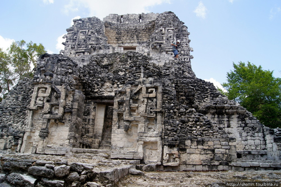Храм среди руин города Чиканна Шпухиль, Мексика