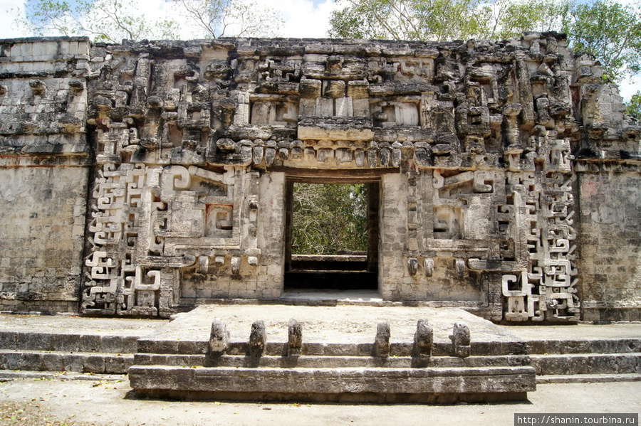 Фасад храма в городе Чиканна Шпухиль, Мексика